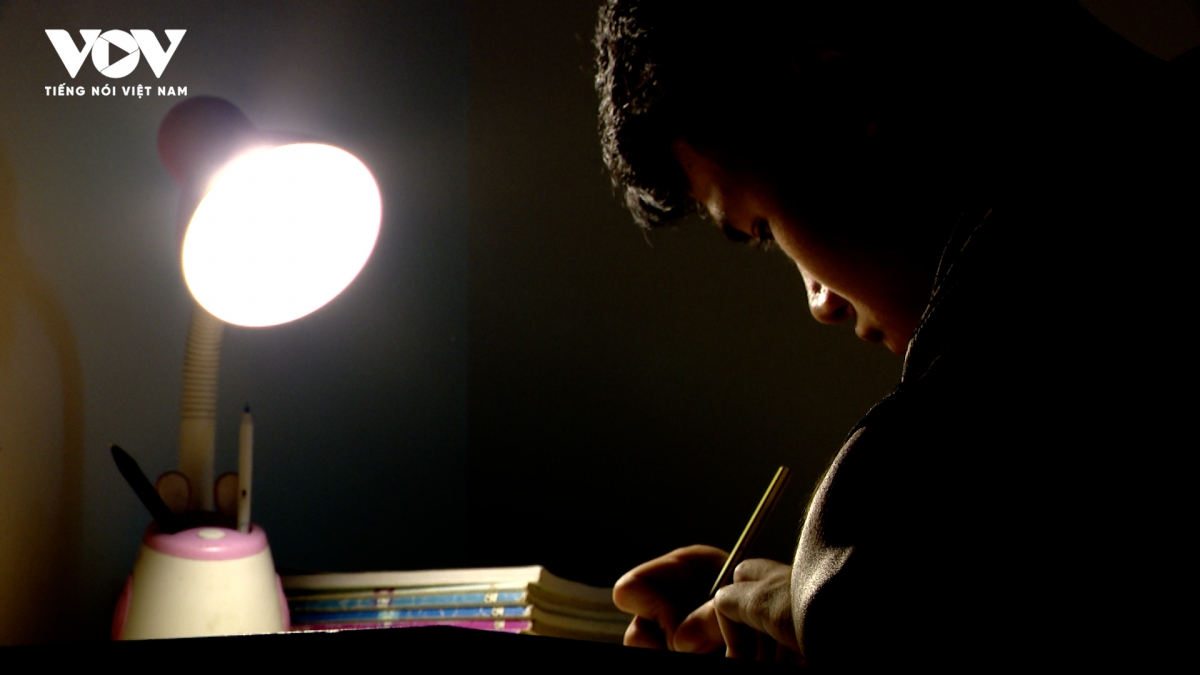 Tạm biệt giảng đường, viết đơn tình nguyện nhập ngũ